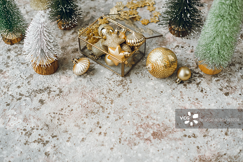 玩具树旁金色的新年装饰。图片素材