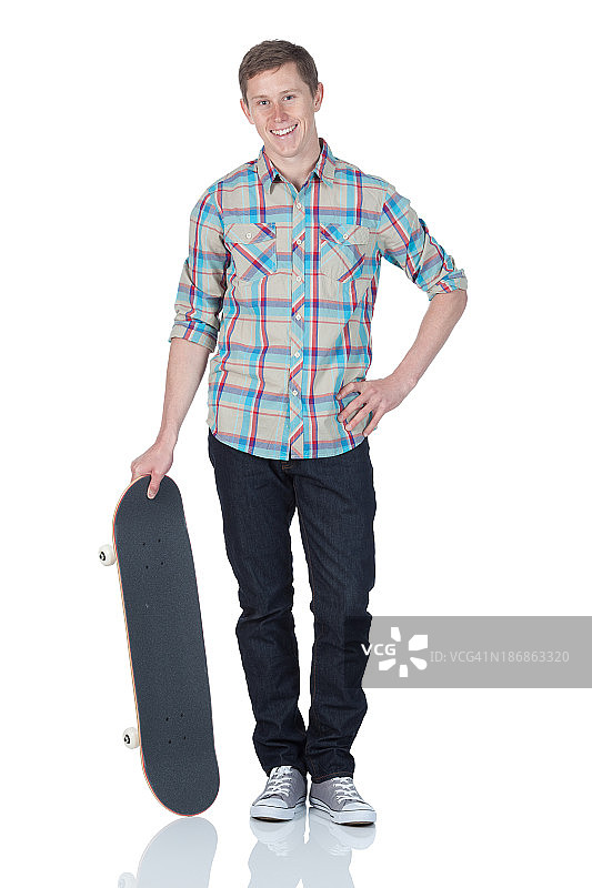 一个拿着滑板的男人的肖像图片素材