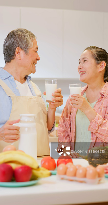 亚洲的老年夫妇喝牛奶图片素材