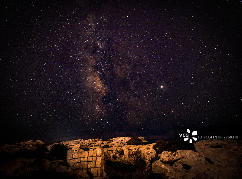 马耳他，锡吉埃维，夜晚星空映衬下的风景图片素材