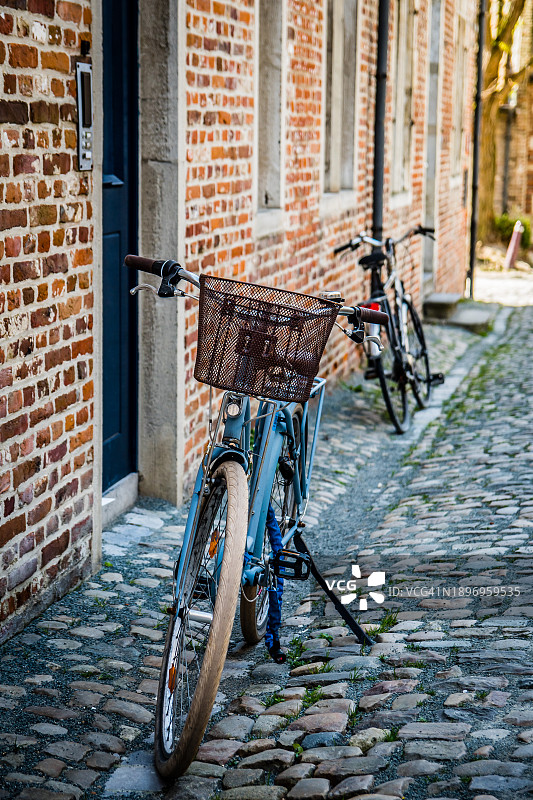 在城市骑自行车图片素材