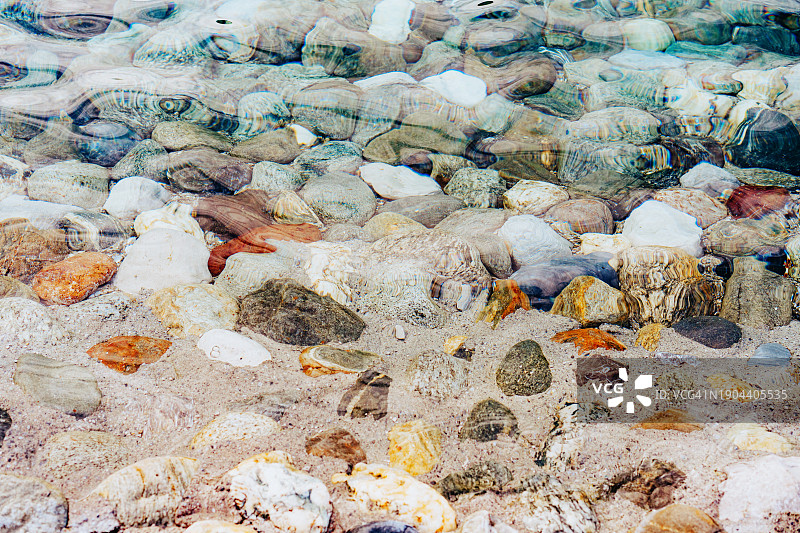 水下的鹅卵石。清水背景图片素材