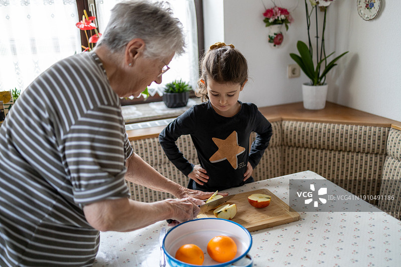 奶奶和孙子一起切水果榨果汁图片素材