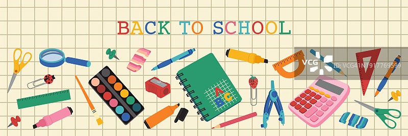 返校横幅和学校用品在一个浅方格的背景。笔记本，计算器，铅笔，颜料，放大镜，夹子，记号笔。图片素材