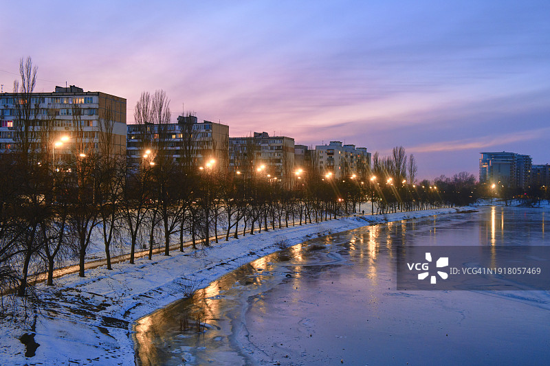 五颜六色的桃红色和淡紫色基辅城冬季城市景观。图片素材