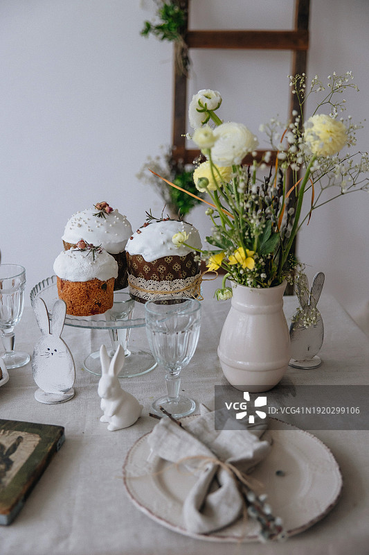 用蛋糕和鲜花装饰复活节餐桌图片素材