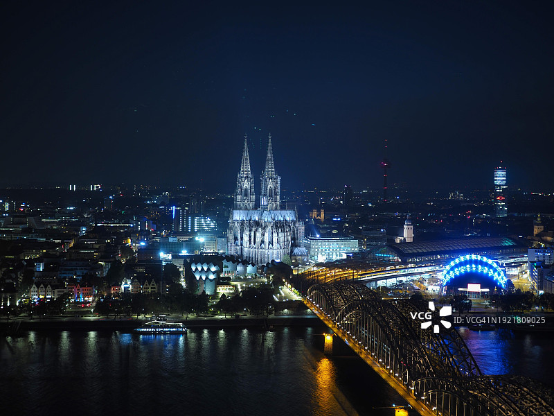 欧洲，德国科隆，莱茵河上的圣彼得大教堂和霍亨索伦桥的航拍夜景图片素材