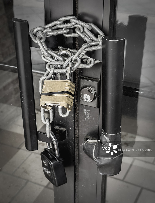 两个挂锁和链条固定门图片素材