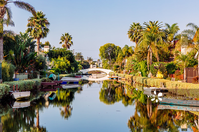 阳光明媚的一天，威尼斯运河，洛杉矶，加州，美国图片素材