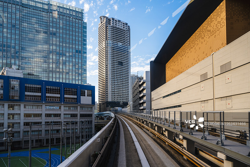 日本东京，摩天大楼之间的高架铁轨图片素材