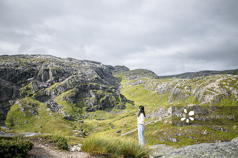 自然之旅-亚洲妇女徒步旅行在Kerag，挪威图片素材