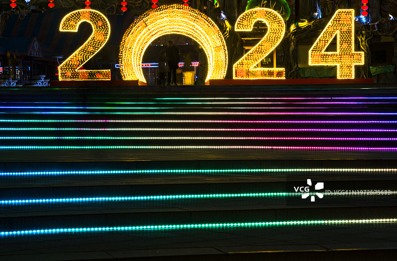 森林公园在庆祝2024年中国新年期间的彩灯装饰。图片素材