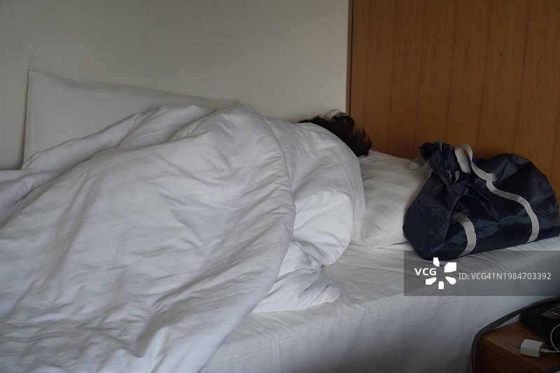 女人睡在旅馆的卧室里图片素材