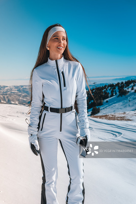 美丽的女人滑雪和滑雪服在山上。库存图片图片素材