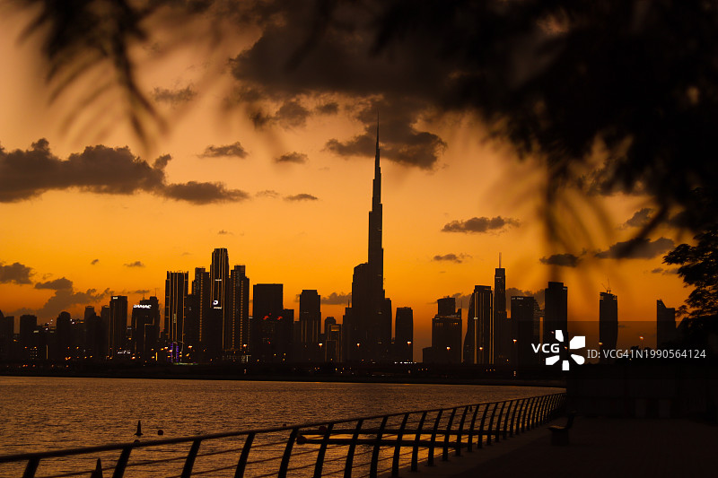 日落时分，阿拉伯联合酋长国，建筑物映衬着天空的剪影图片素材