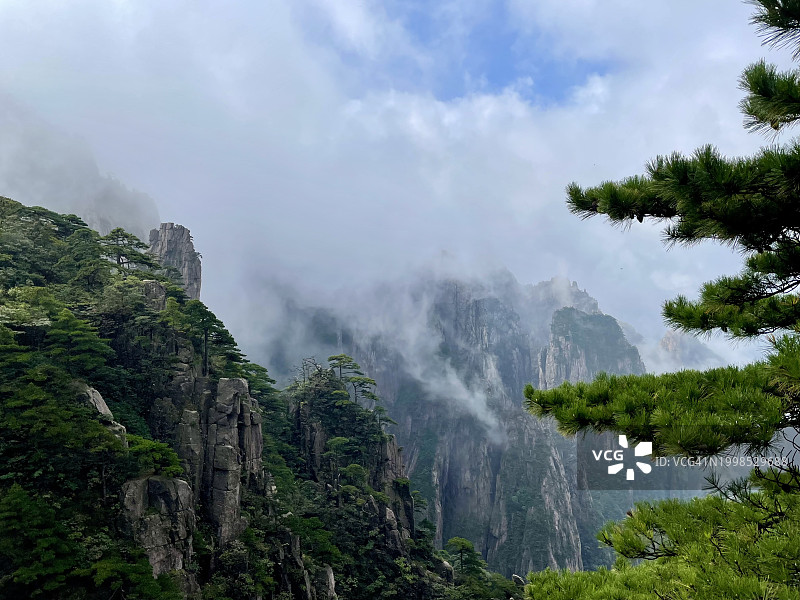 中国安徽，树木和山脉映衬天空的全景图片素材