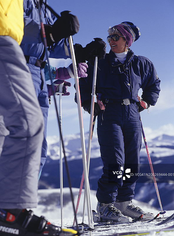 穿着滑雪服准备下坡滑雪的女人图片素材