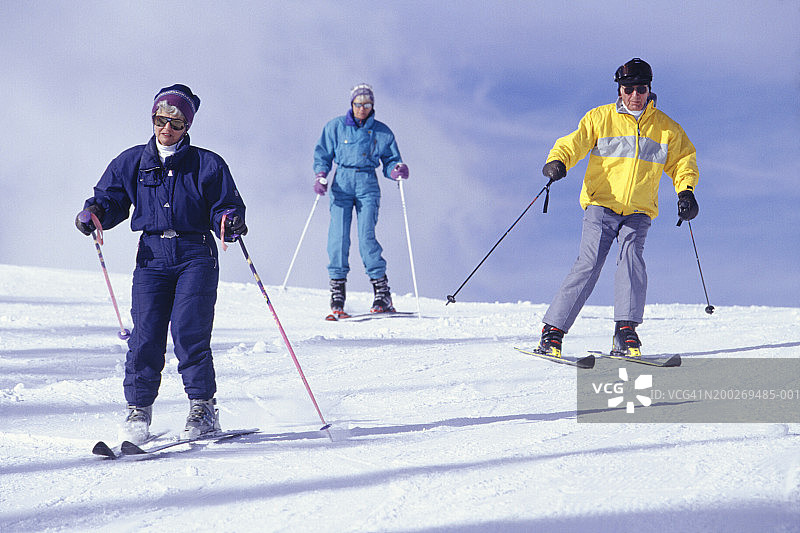 三个人下山滑雪图片素材