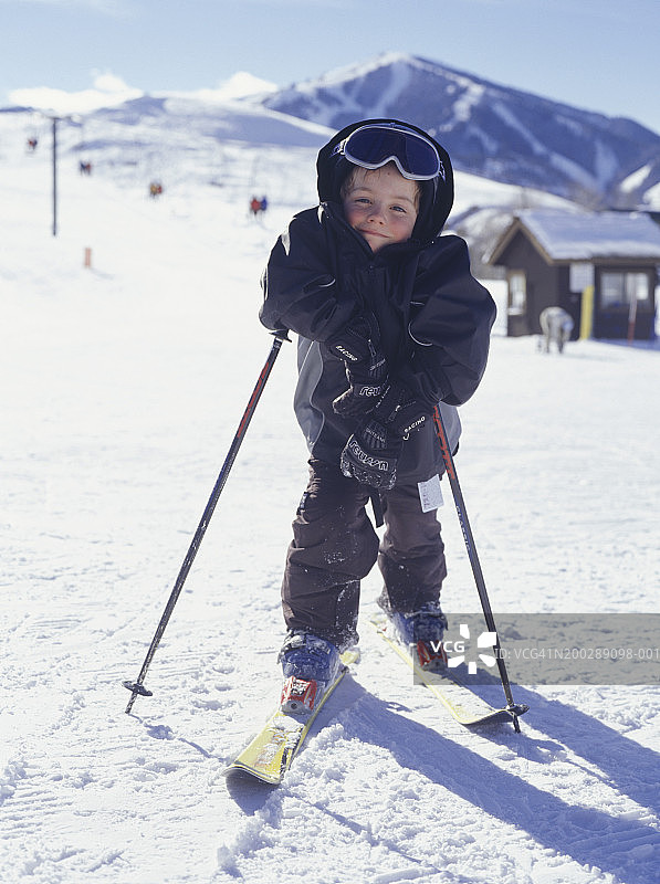 男孩(4-5)滑雪板，肖像，高架视图图片素材
