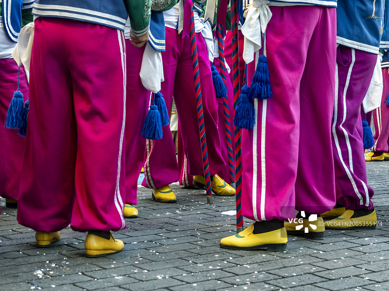 莫罗斯和克里斯蒂亚诺斯的传统节日，裤子和鞋子的细节，典型的摩尔人和基督徒的节日在博卡兰特镇。西班牙。图片素材