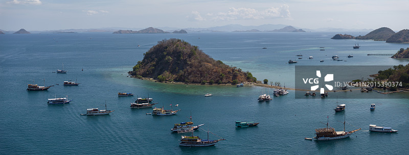 鸟瞰码头与船和船在纳闽巴霍镇在弗洛雷斯岛，印度尼西亚图片素材