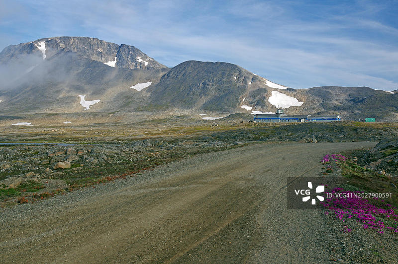 未铺砌的道路通向贫瘠的景观，库卢苏克，北极，格陵兰，丹麦，北美图片素材