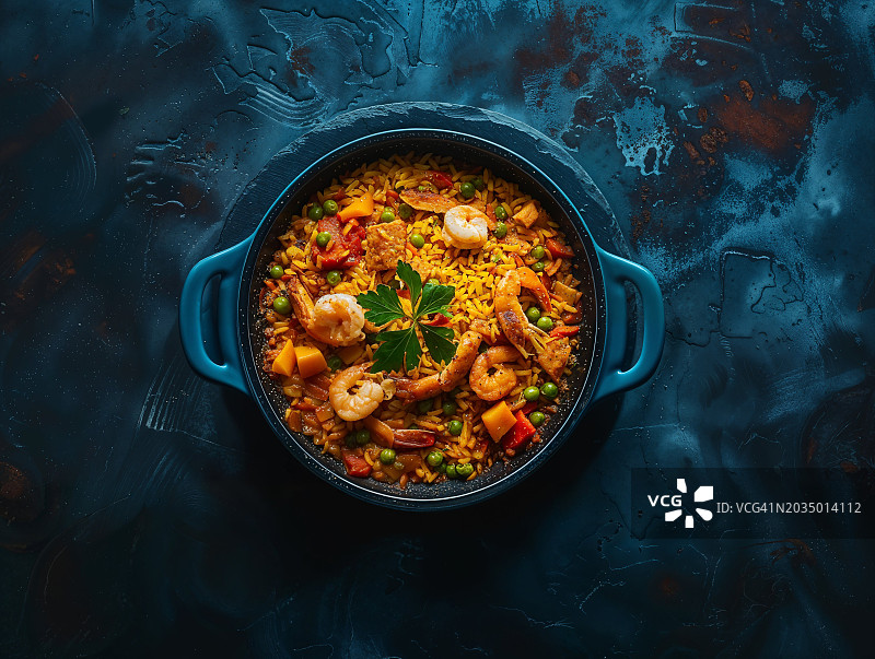 西班牙海鲜饭的照片在黑暗石板背景图片素材