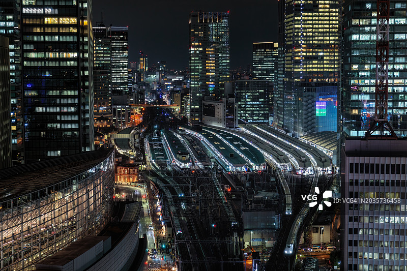 东京车站夜间的火车图片素材