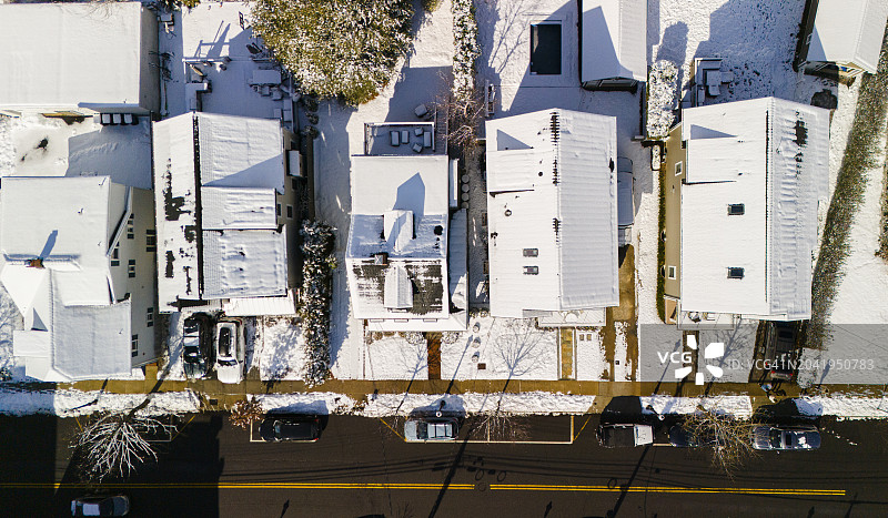 麦迪逊住宅区的白雪皑皑的房子，沿路都是白雪覆盖的院子图片素材