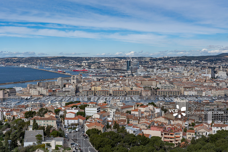 从巴黎圣母院俯瞰马赛的老港口和城市景观图片素材