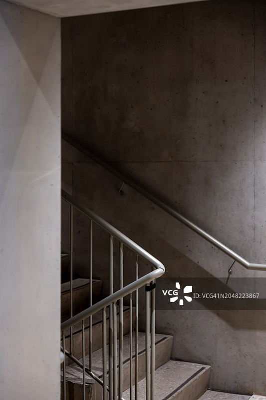 带栏杆的现代照明混凝土楼梯图片素材