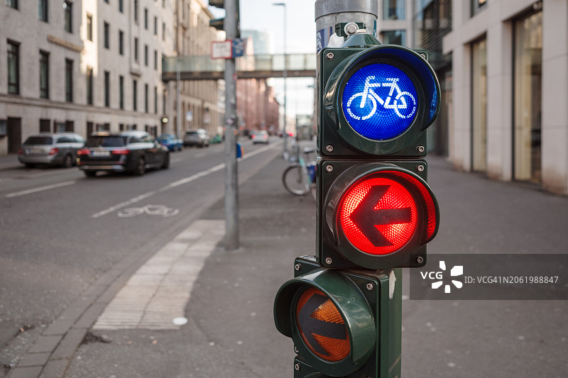 城市十字路口的交通信号灯，显示蓝色的自行车道灯亮着。图片素材