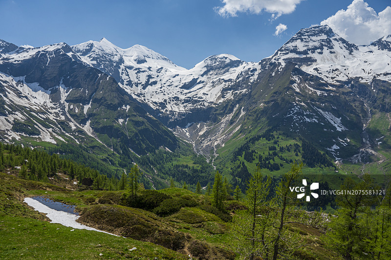 春天，奥地利的蒂罗勒阿尔卑斯山图片素材