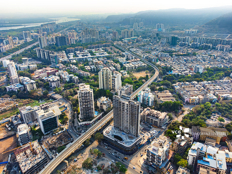 鸟瞰哈尔哈尔邦，新孟买和天际线以及沿路的高架地铁轨道。图片素材