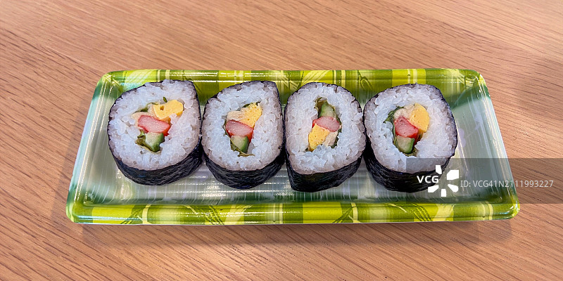 五颜六色的沙拉，竹主题托盘的秋烧寿司图片素材