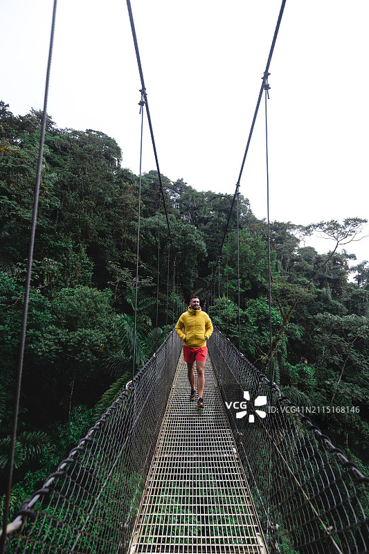 游客在哥斯达黎加的阿雷纳尔步行桥图片素材