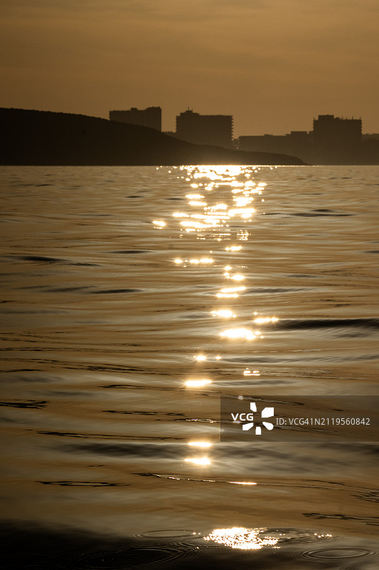 金色的色调横跨地中海宁静的水域，西班牙马略卡岛。图片素材