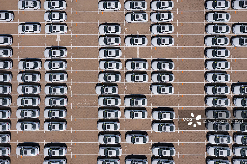 停车场鸟瞰图，白色的车图片素材