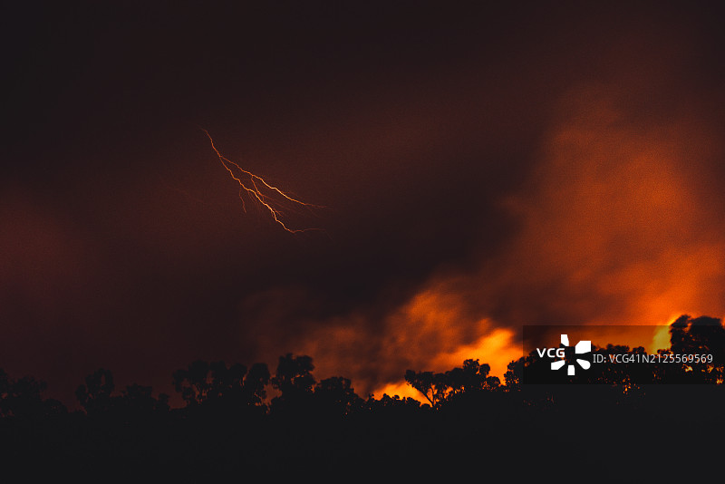 夜间拍摄的雷雨和丛林大火，菲茨罗伊十字路口，金伯利，西澳大利亚，澳大利亚图片素材