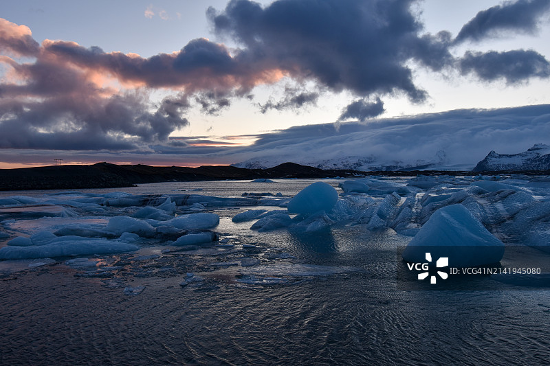 冰岛南部地区，日落时冰冻的湖泊映衬天空的美景图片素材