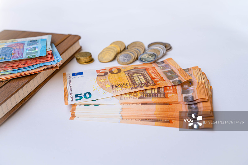 各种面额的欧元硬币和纸币图片素材