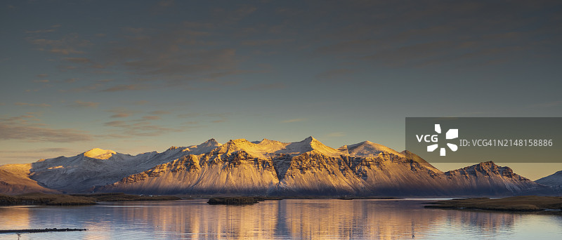 冰岛，日落时分，白雪皑皑的群山映衬着天空图片素材