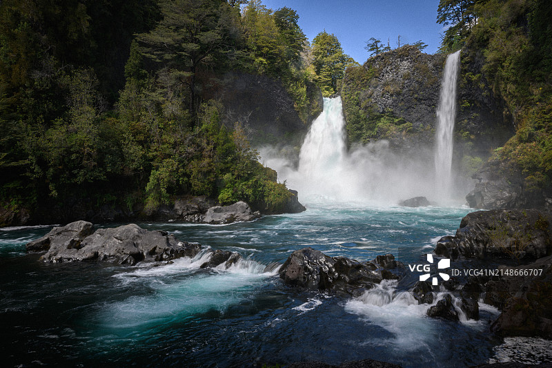智利Neltume的森林瀑布风景图片素材