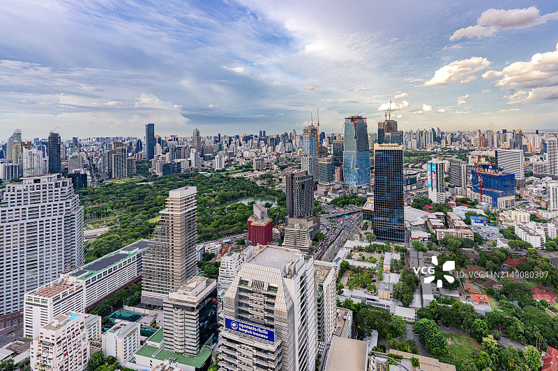 隆比尼公园和曼谷的天际线，鸟瞰图图片素材