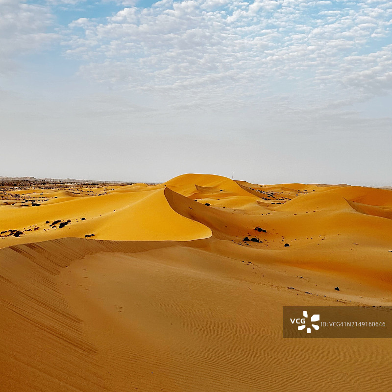 阿拉伯联合酋长国阿布扎比，沙漠映衬天空的美景图片素材