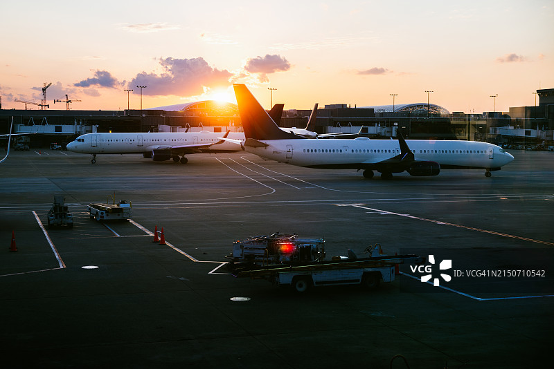 夕阳下，亚特兰大国际机场候机楼的飞机图片素材