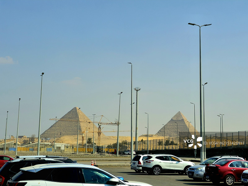 吉萨金字塔群和大埃及博物馆的停车场，吉萨博物馆，埃及送给世界的礼物，世界上最大的考古博物馆图片素材