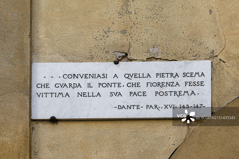意大利托斯卡纳佛罗伦萨著名的老桥墙上的牌匾，刻有但丁《神曲》(1308-1321)《天堂》第十六章的韵律图片素材