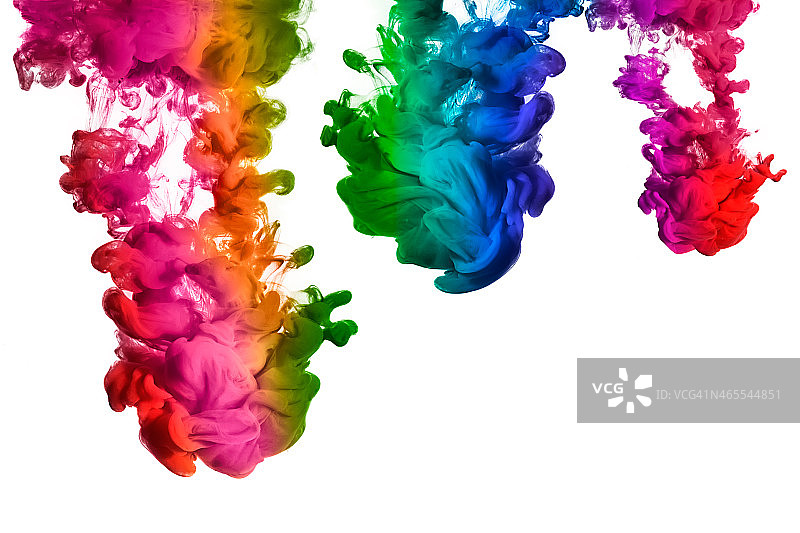 彩虹丙烯酸油墨在水中。颜色爆炸图片素材