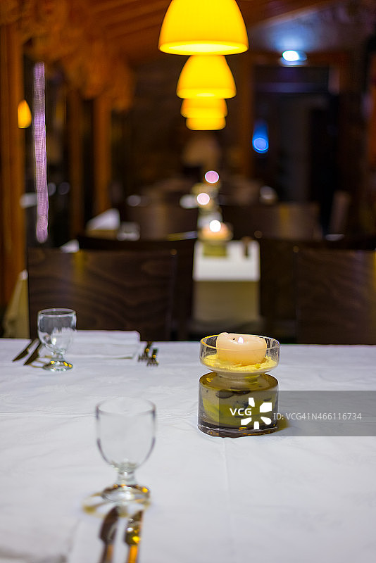 优雅的意大利餐厅的餐桌图片素材